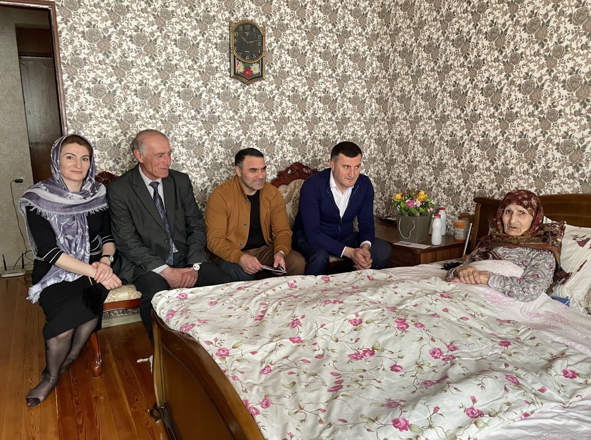 Глава  района Мухидин Магомедов поздравил ветерана труда Муртазаеву Патимат Якубовну с наступающим праздником 1 мая.